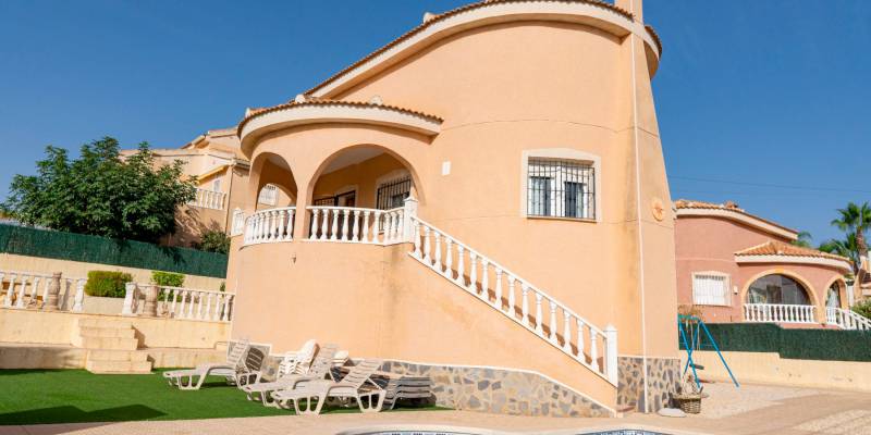 Bringen Sie Ihre Familie jeden Sonntag in dieser gemütlichen Villa zum Verkauf in Ciudad Quesada mit Schwimmbad, Terrasse und Solarium zusammen
