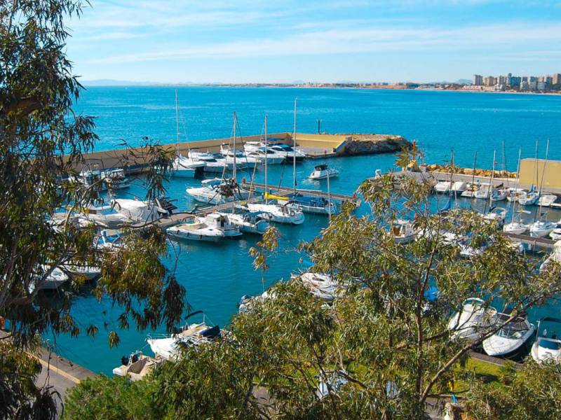 Hvis du leter etter luksuseiendommer på Costa Blanca, vil våre hus til salgs i Cabo Roig overraske deg