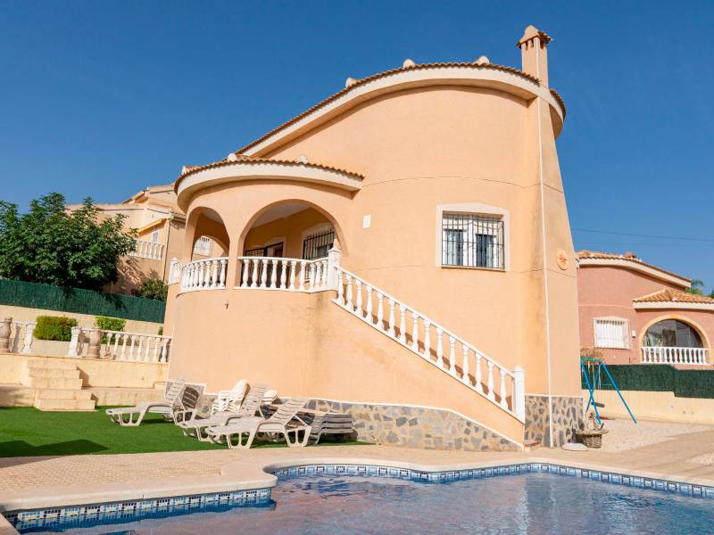 Breng uw familie elke zondag samen in deze gezellige villa te koop in Ciudad Quesada met zwembad, terras en solarium