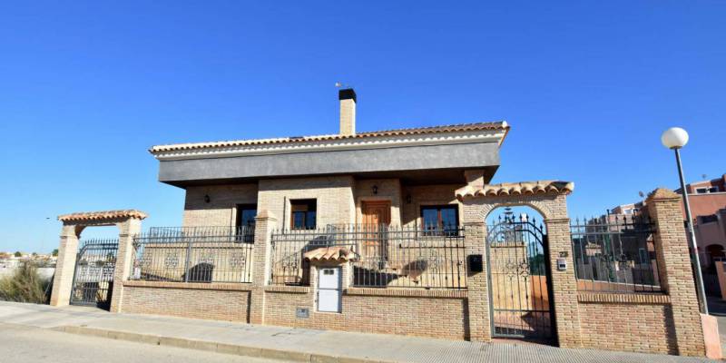 What advantages does this villa for sale in Los Montesinos La Herrada offer you?