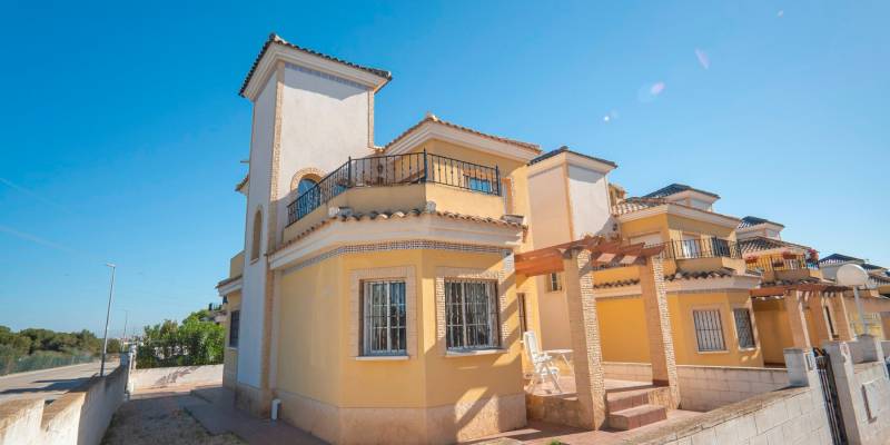 villa for sale in lo crispin