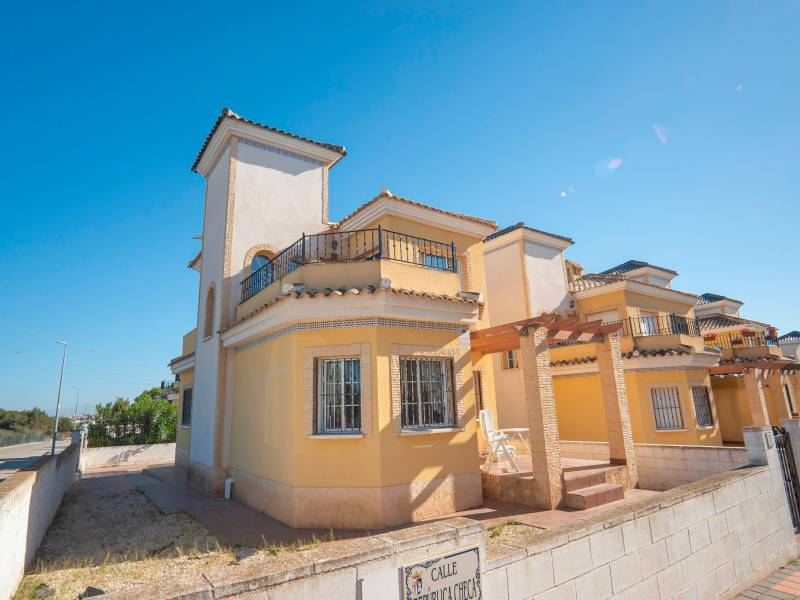 If you like tranquility and are looking for a worthwhile offer, this attractive villa for sale in Lo Crispin is for you
