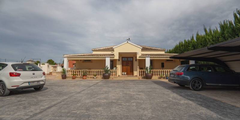 Dieses luxuriöse Landhaus zum Verkauf in Almoradí, der perfekte Ort zum Abschalten in Spanien
