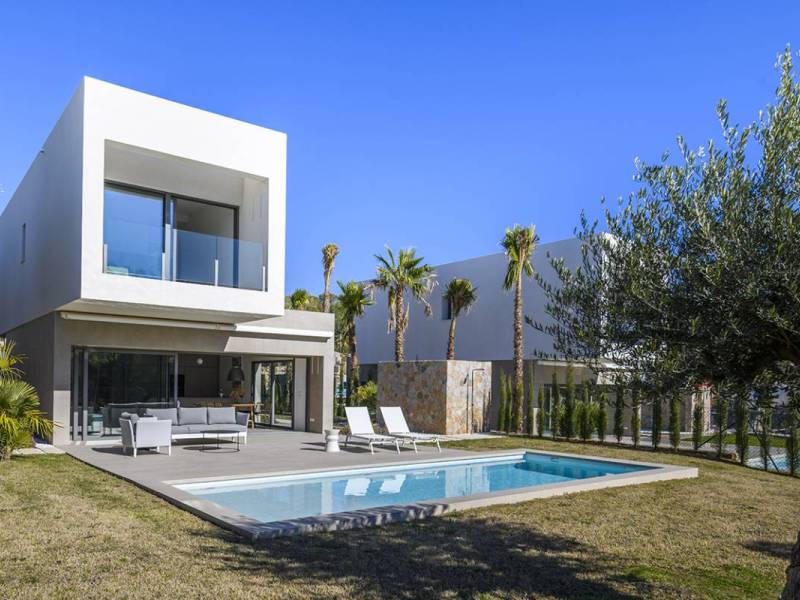 Are you passionate about golf? This villa for sale in Las Colinas Golf is designed for you