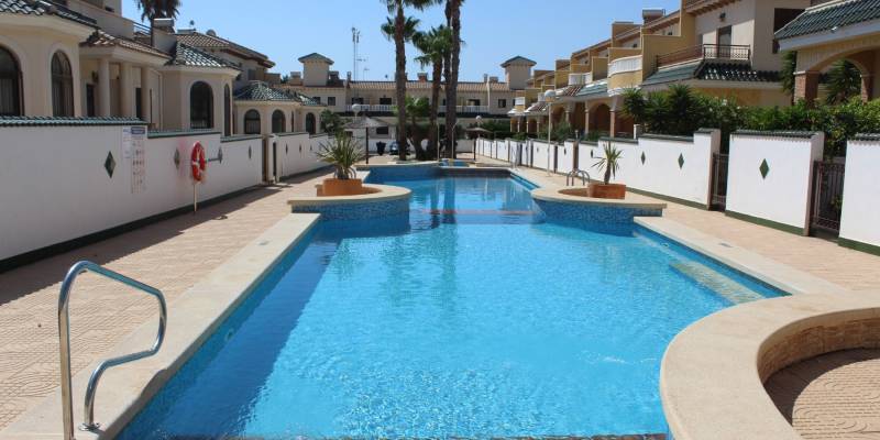 La Maison Jumelée que Tout le Monde Désire à Ciudad Quesada : Piscine Communautaire, Jardin Privé et Vue sur la Lagune