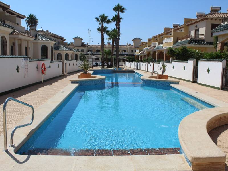 La Maison Jumelée que Tout le Monde Désire à Ciudad Quesada : Piscine Communautaire, Jardin Privé et Vue sur la Lagune