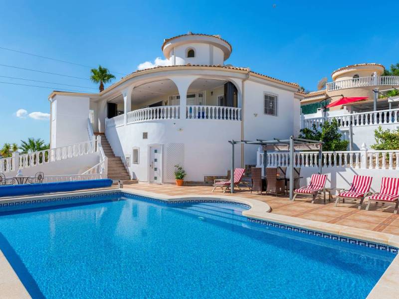 ¿Quieres vivir en la Costa Blanca? Nuestras villas de lujo en venta en Ciudad Quesada te impresionarán