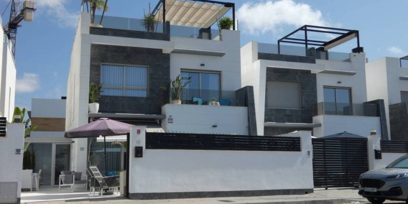 Live in luxury, in a quiet environment and with nearby services in this detached villa for sale in Benijófar