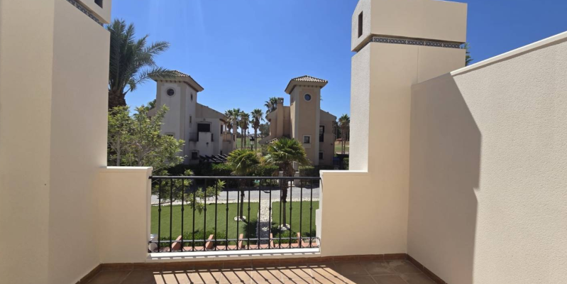 Geniet het hele jaar door van uw favoriete sport in dit zonnige herenhuis te koop in La Finca Golf