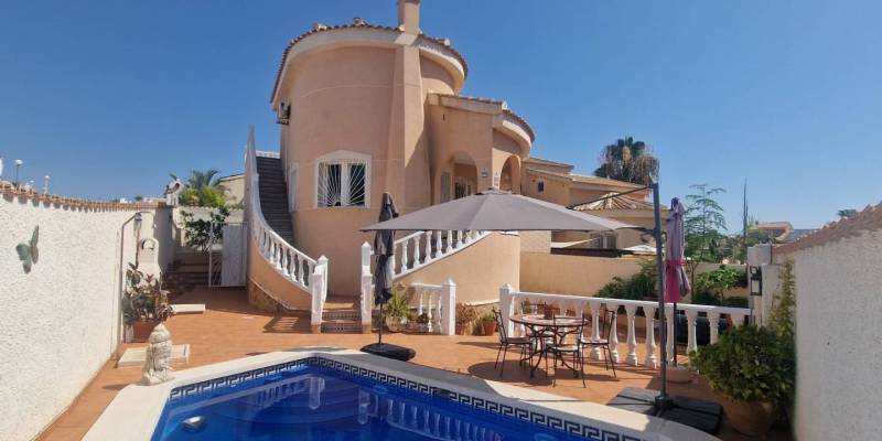 Enjoy the Mediterranean lifestyle in this bright villa for sale in Ciudad Quesada with a swimming pool