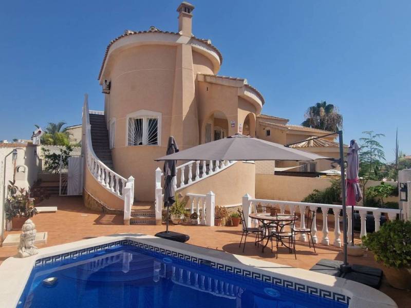 Enjoy the Mediterranean lifestyle in this bright villa for sale in Ciudad Quesada with a swimming pool