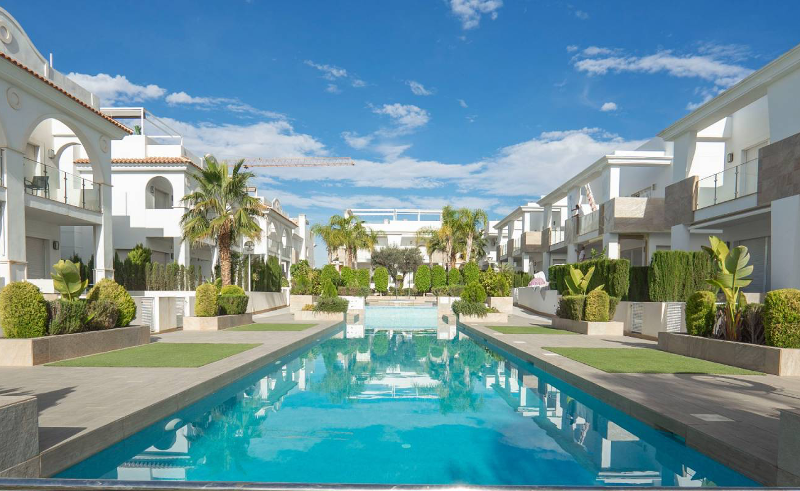 Experience the charm of Doña Pepa in this semi-detached villa for sale in Ciudad Quesada: right next to the golf course and the Mediterranean