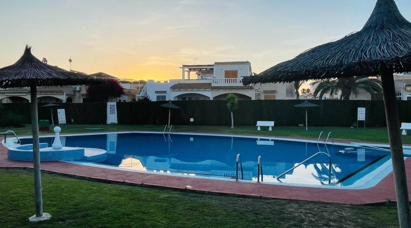 Resale - Villa  - Orihuela Costa - Playa Flamenca