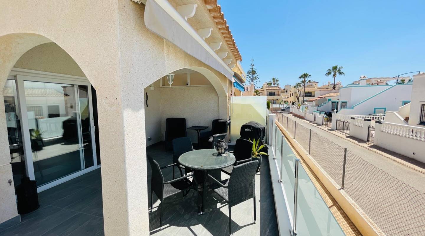 Resale - Villa  - Orihuela Costa - Playa Flamenca