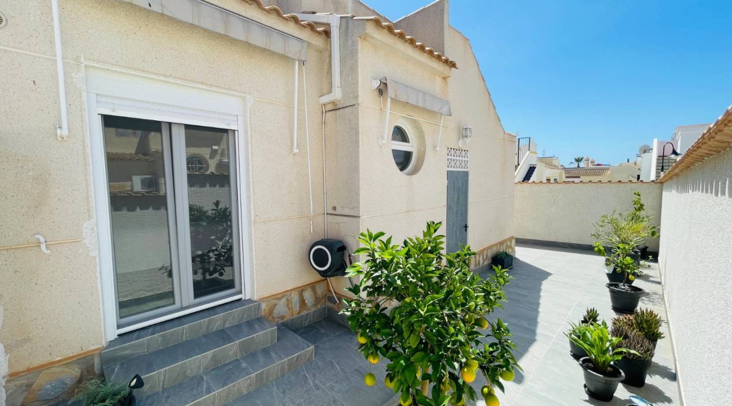 Resale - Villa  - Orihuela Costa - Playa Flamenca