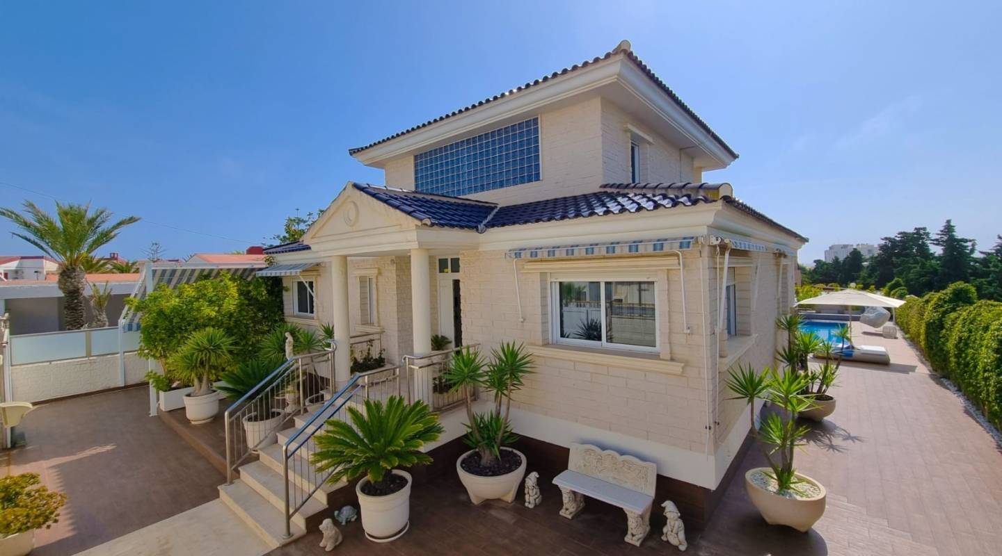 Resale - Villa  - Torrevieja - La Mata