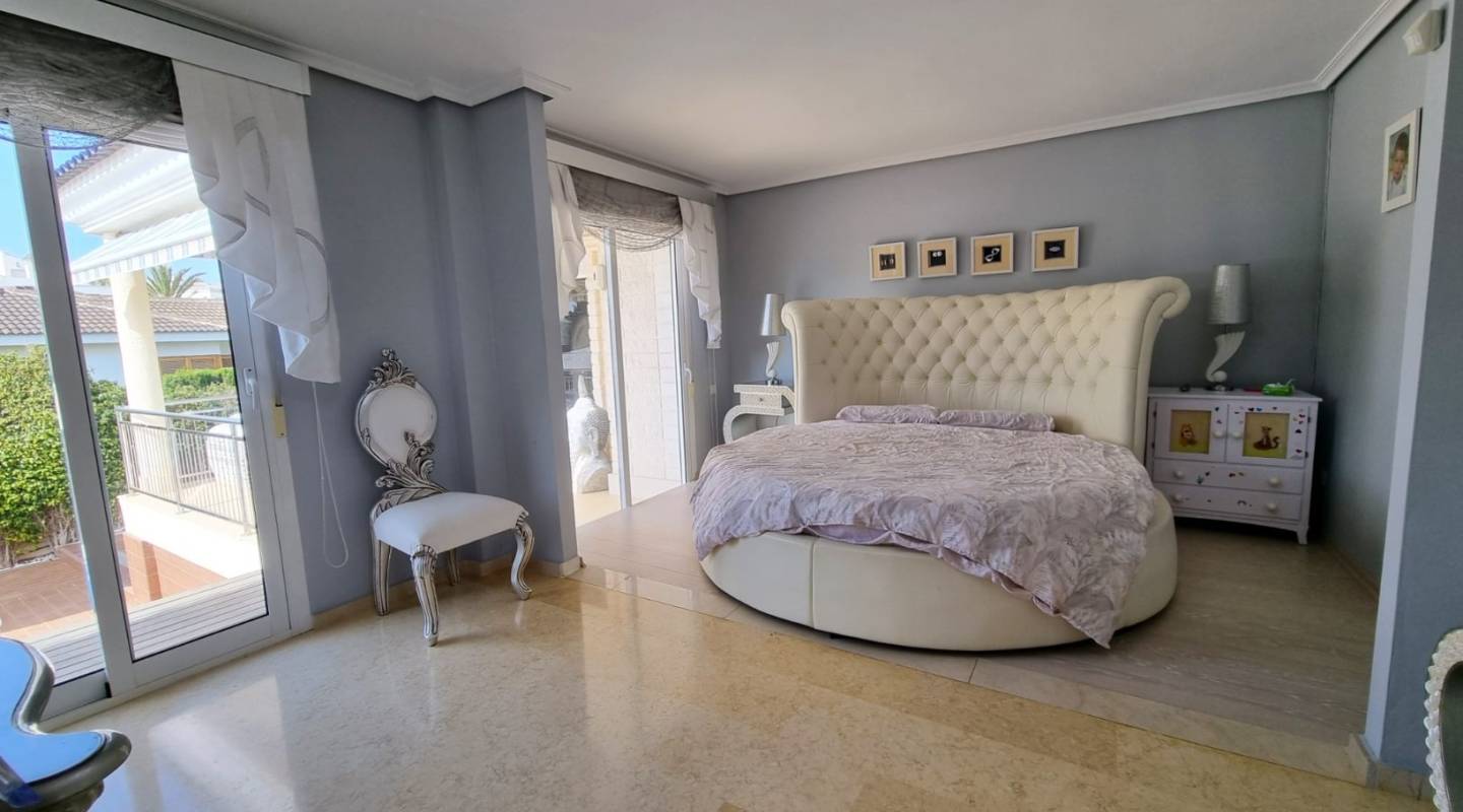 Resale - Villa  - Torrevieja - La Mata