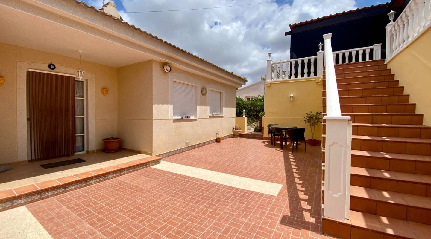 Resale - Villa  - Algorfa - Alicante