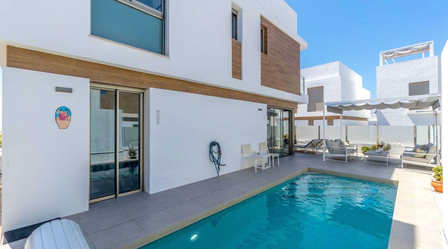 Resale - Villa  - Orihuela Costa - Villamartin