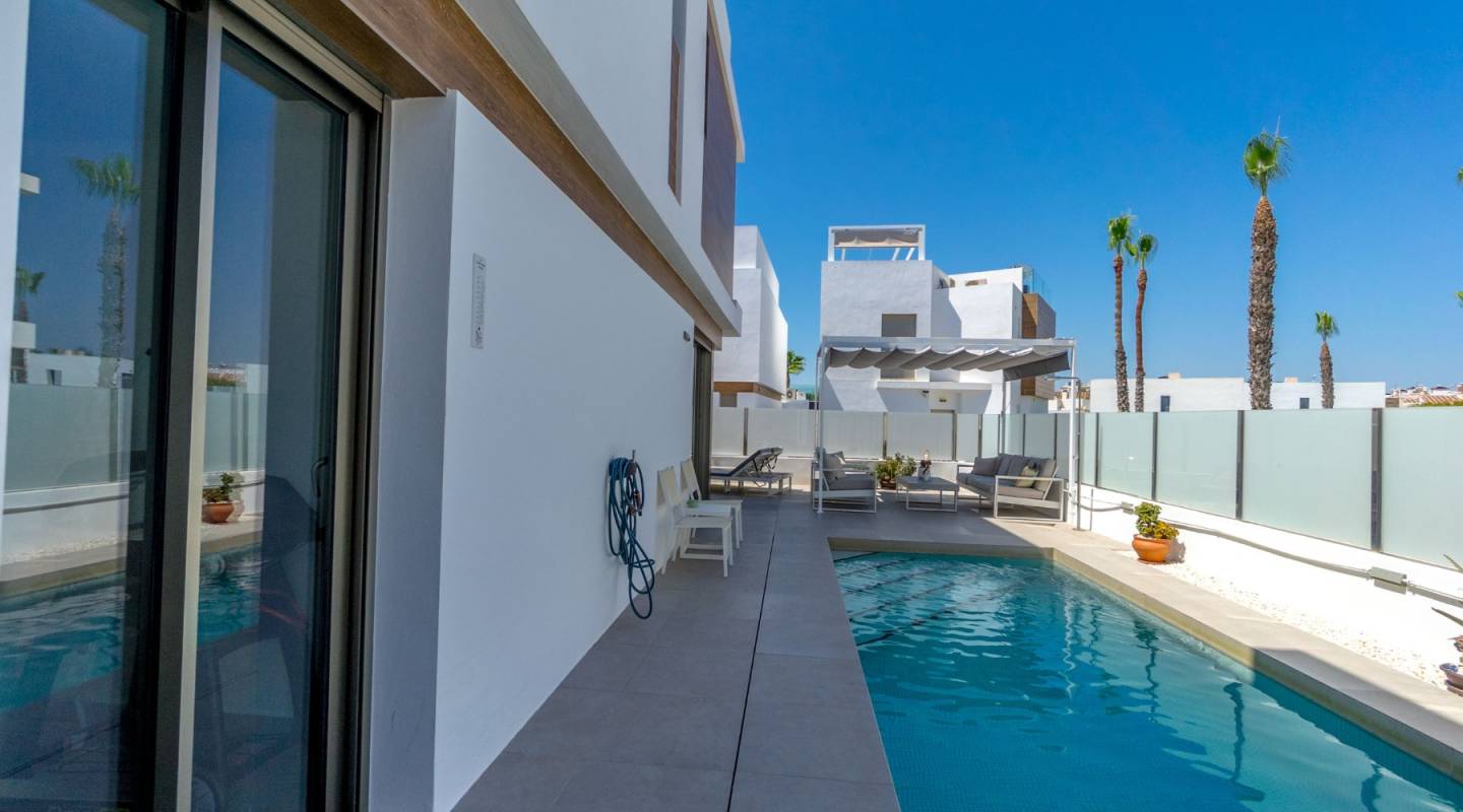 Resale - Villa  - Orihuela Costa - Villamartin