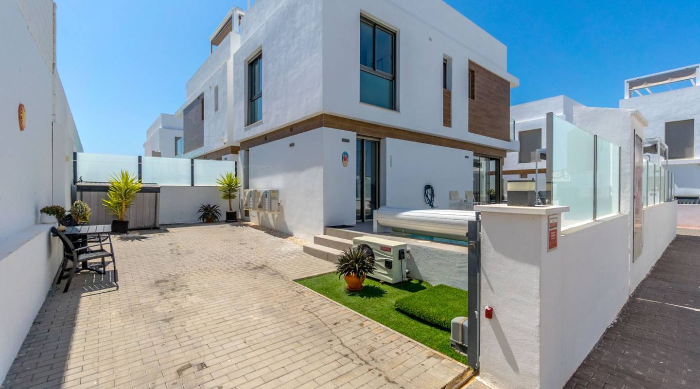Resale - Villa  - Orihuela Costa - Villamartin