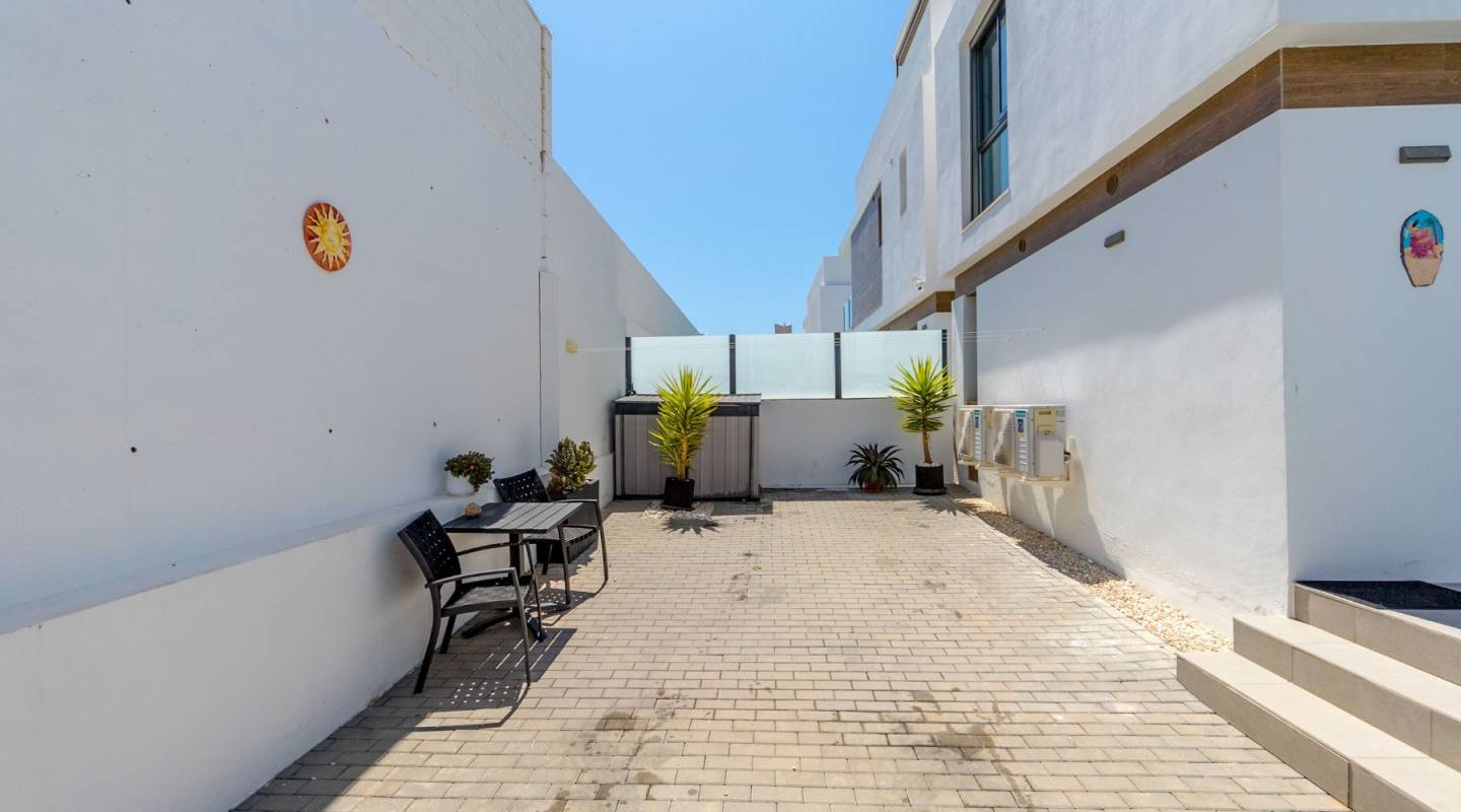 Resale - Villa  - Orihuela Costa - Villamartin