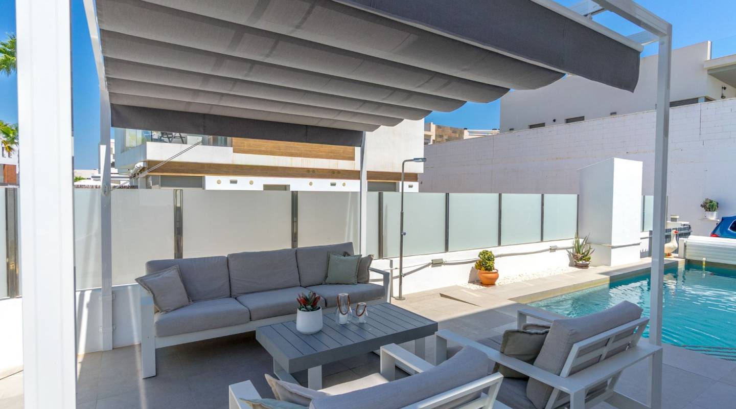 Resale - Villa  - Orihuela Costa - Villamartin