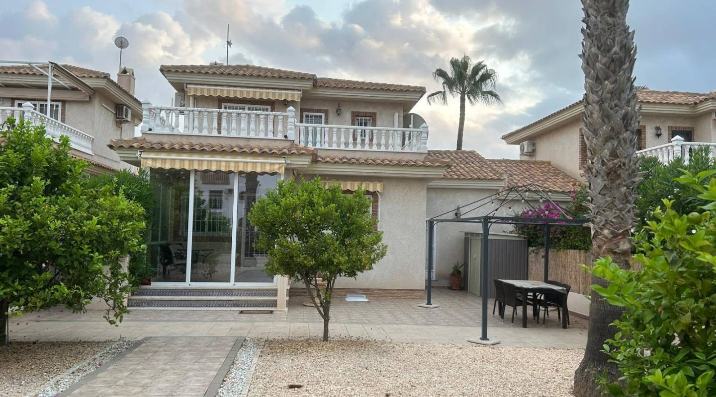 Resale - Villa  - Villamartin - Los Dolses