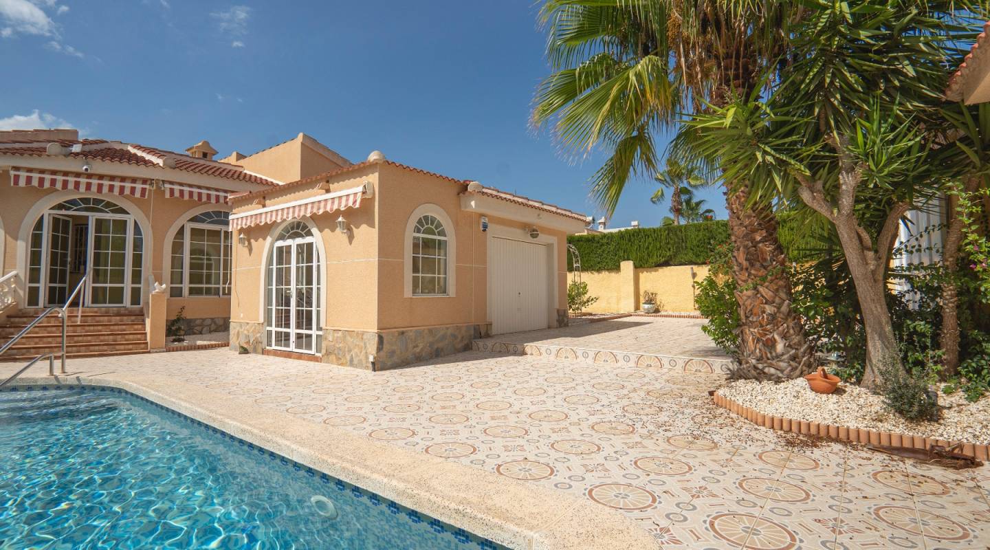 Resale - Villa  - Ciudad Quesada - Pueblo Bravo