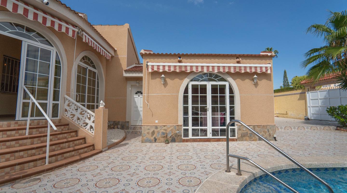 Resale - Villa  - Ciudad Quesada - Pueblo Bravo