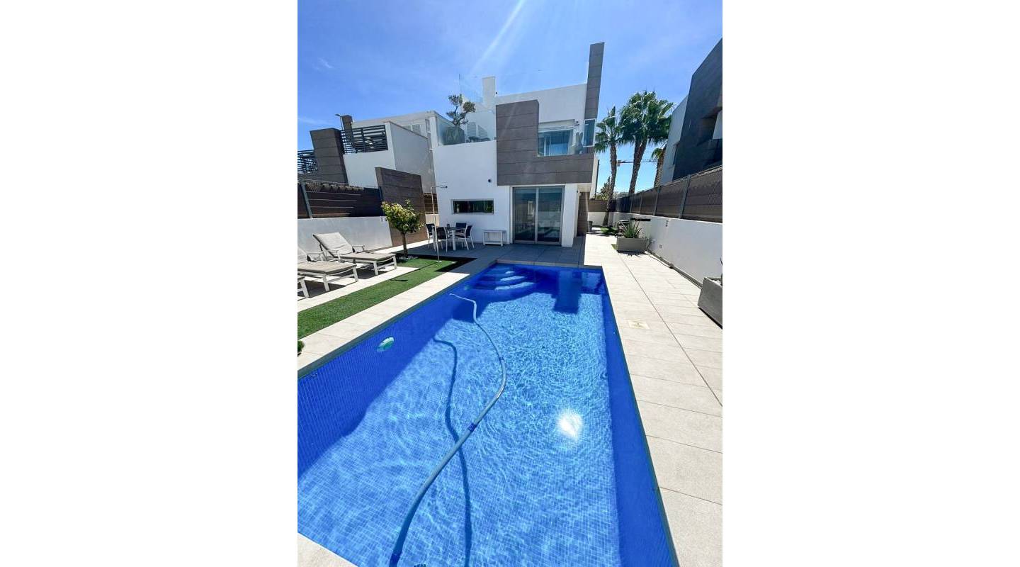 Resale - Villa  - Guardamar del Segura - El Raso, Guardamar