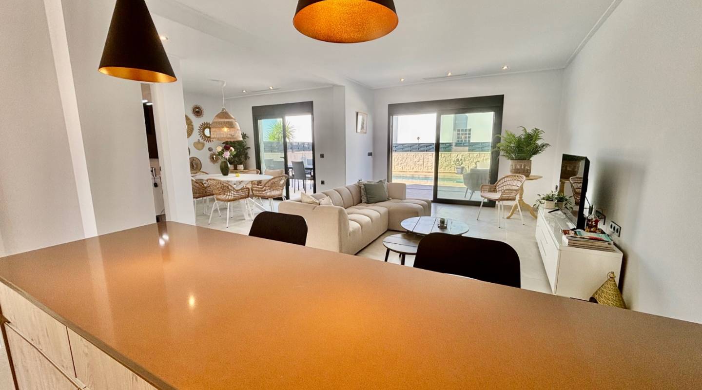 Resale - Villa  - Benijofar - Alicante