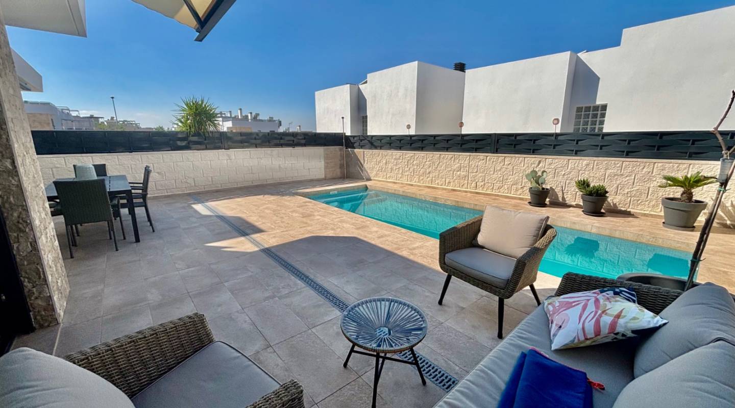 Resale - Villa  - Benijofar - Alicante