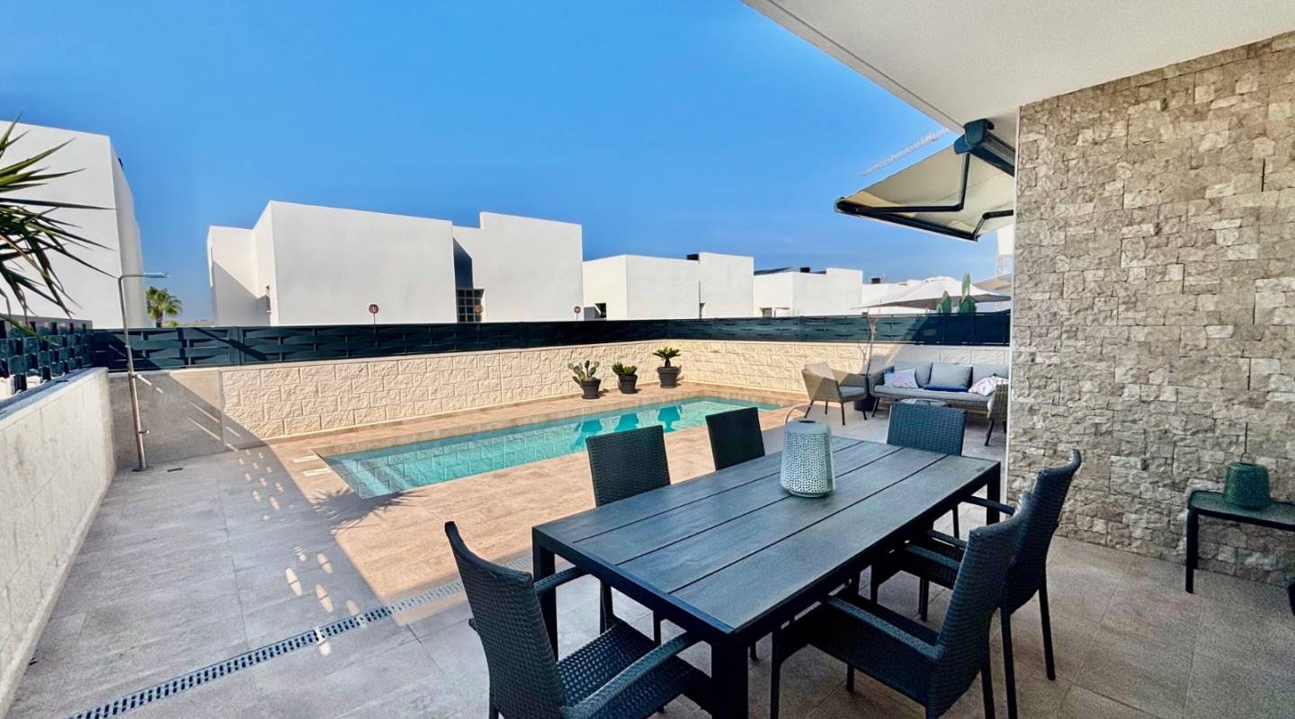 Resale - Villa  - Benijofar - Alicante