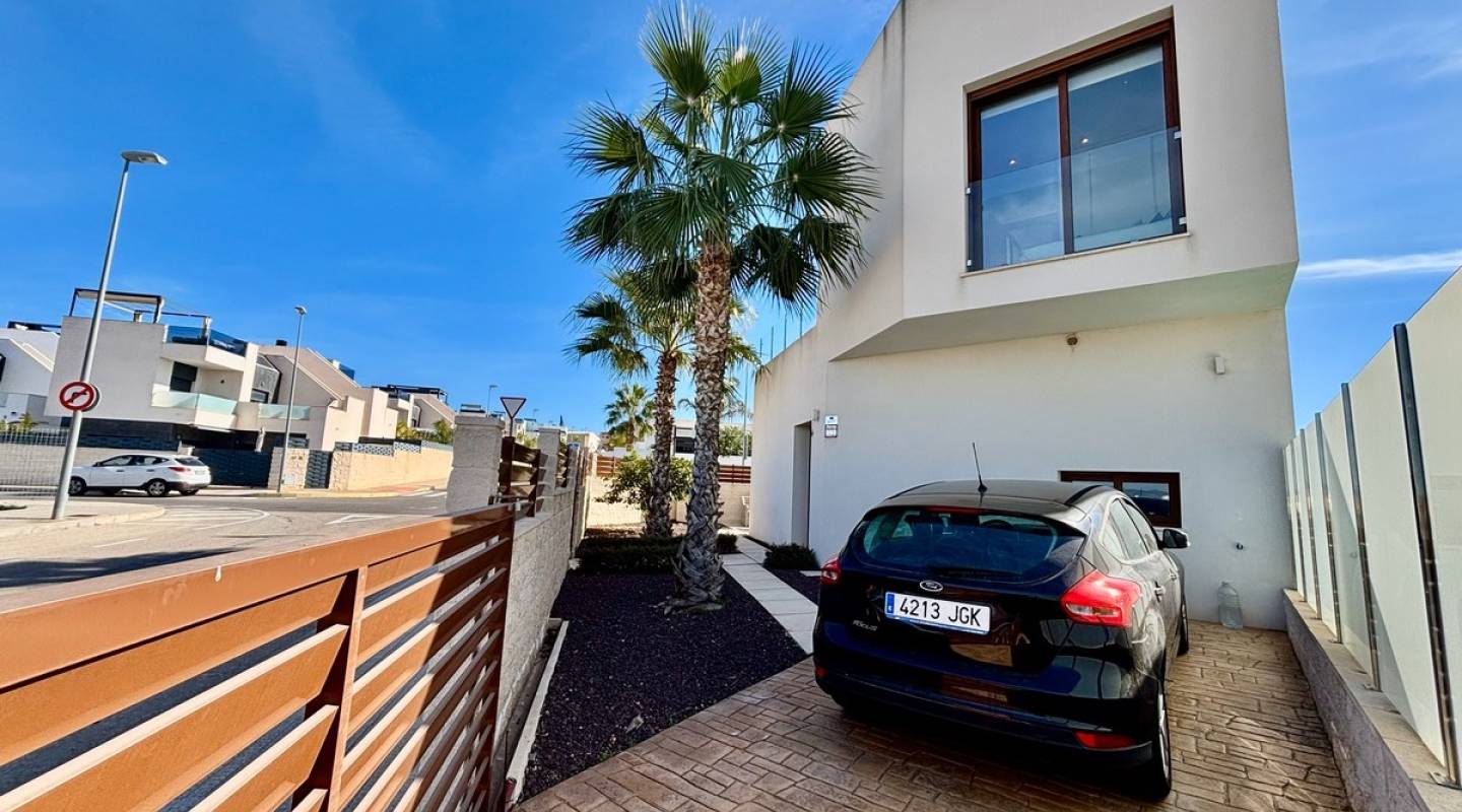 Resale - Villa  - Benijofar - Alicante