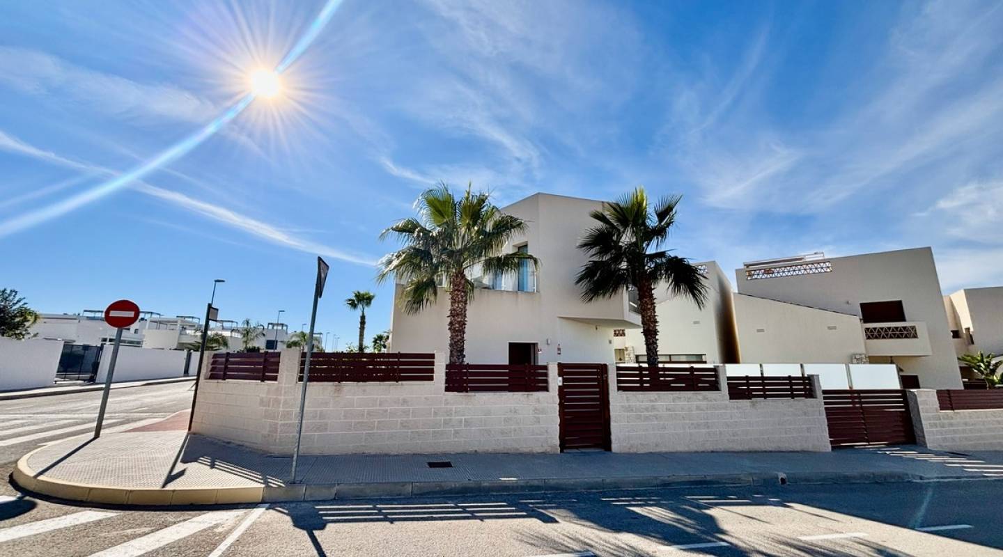 Resale - Villa  - Benijofar - Alicante