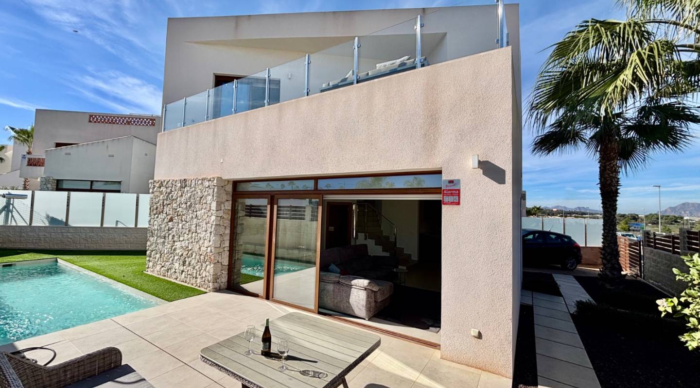 Resale - Villa  - Benijofar - Alicante