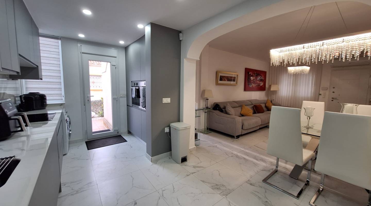 Resale - Villa  - Guardamar del Segura - El Raso, Guardamar