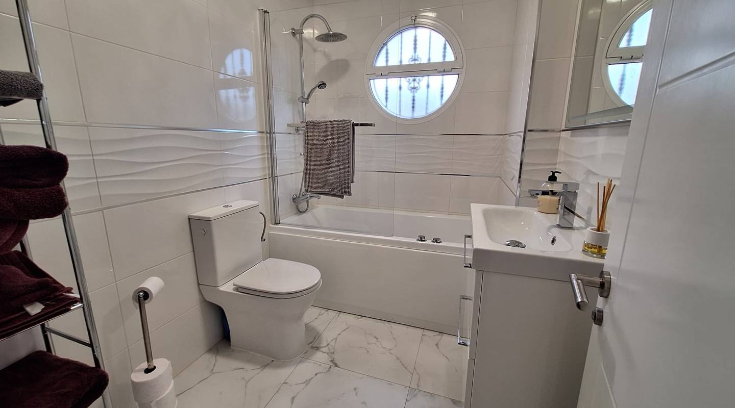 Resale - Villa  - Guardamar del Segura - El Raso, Guardamar