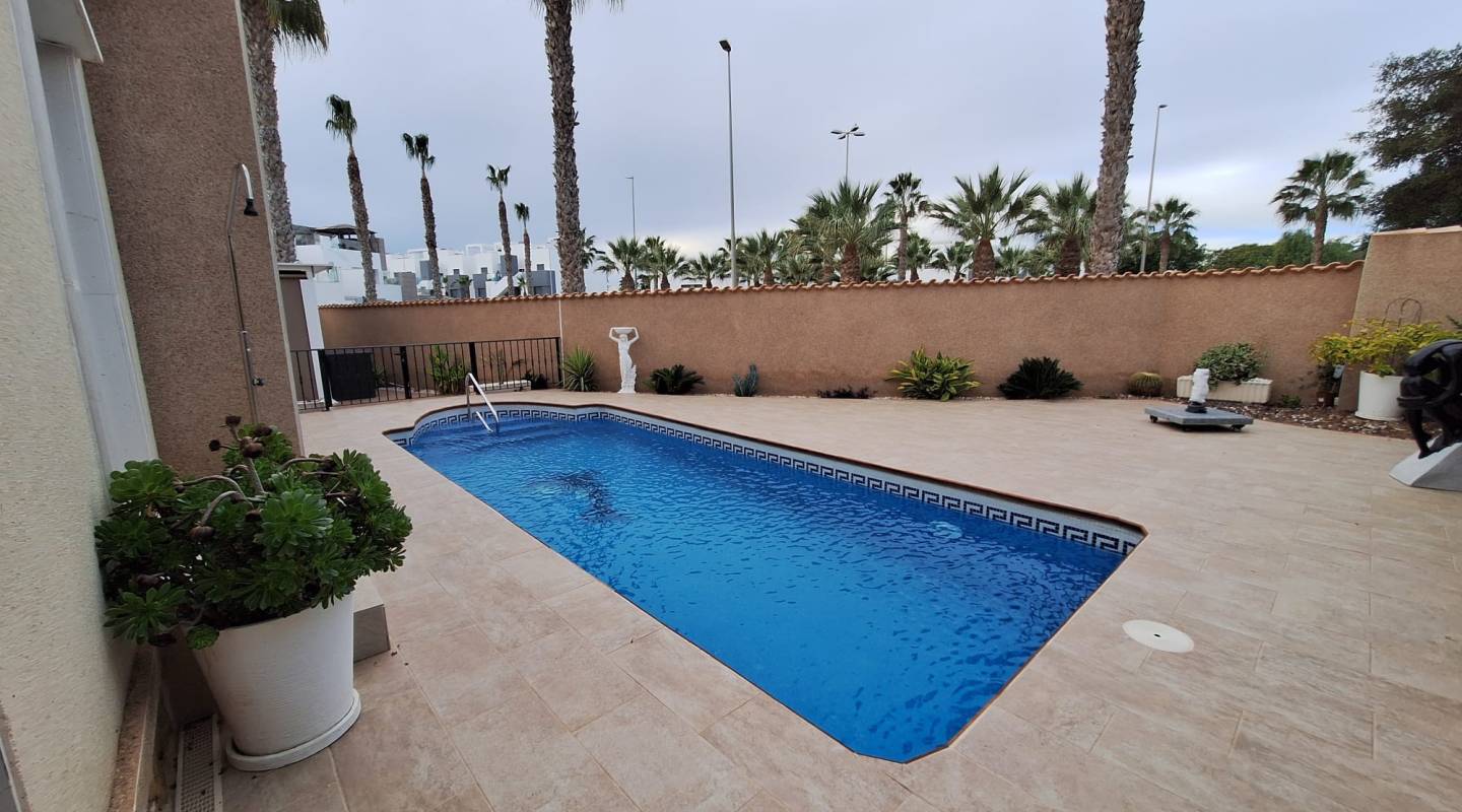 Resale - Villa  - Guardamar del Segura - El Raso, Guardamar