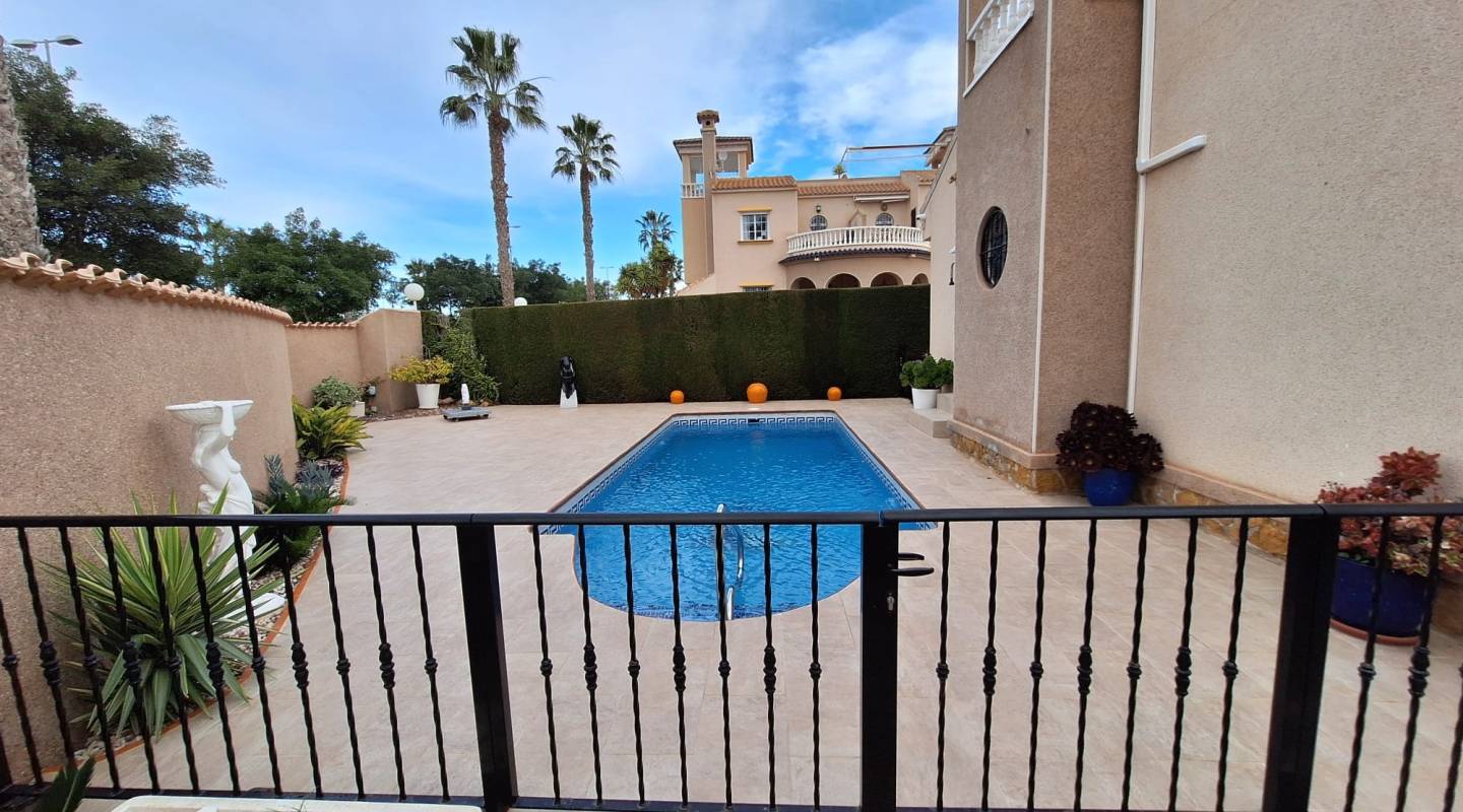 Resale - Villa  - Guardamar del Segura - El Raso, Guardamar