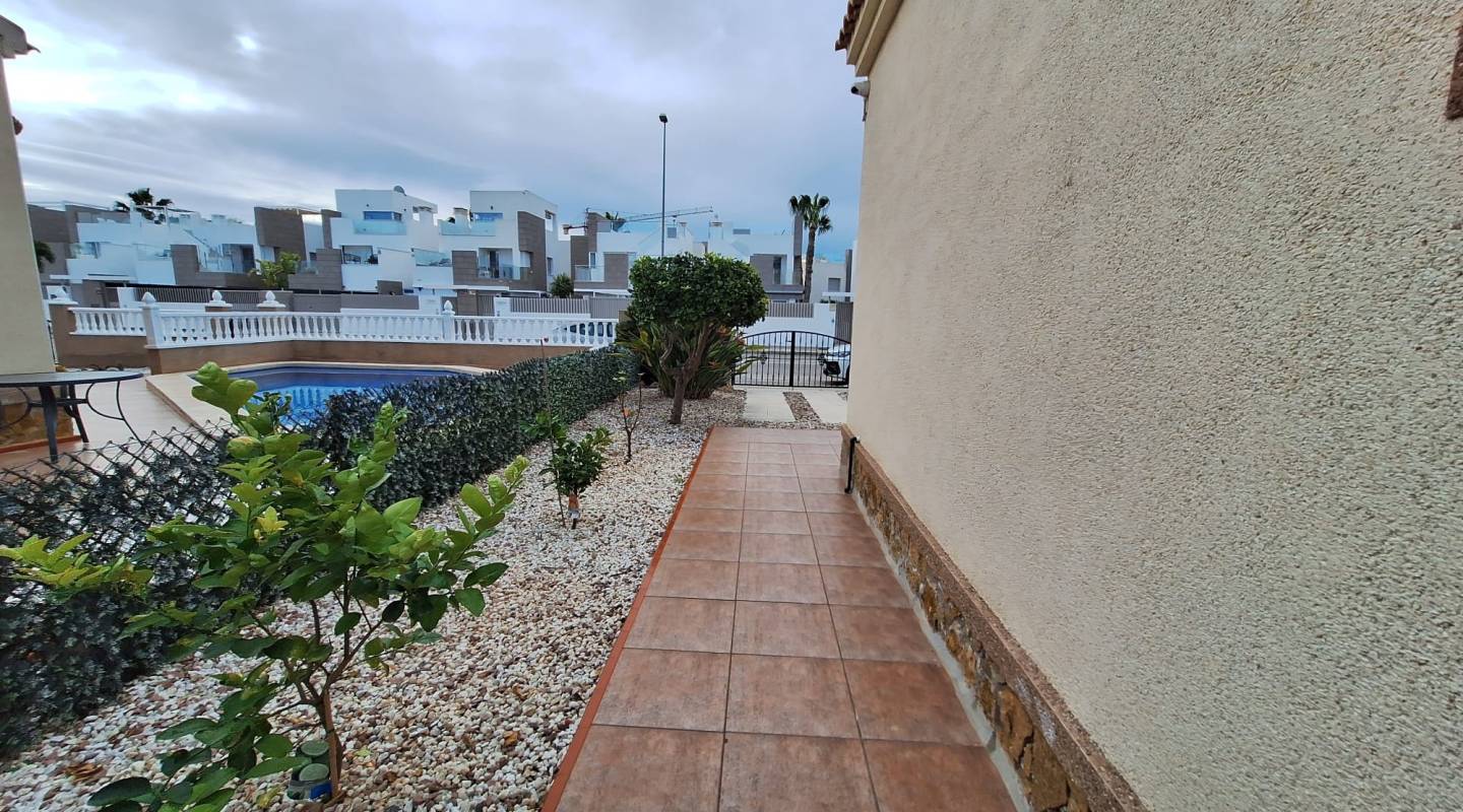 Resale - Villa  - Guardamar del Segura - El Raso, Guardamar