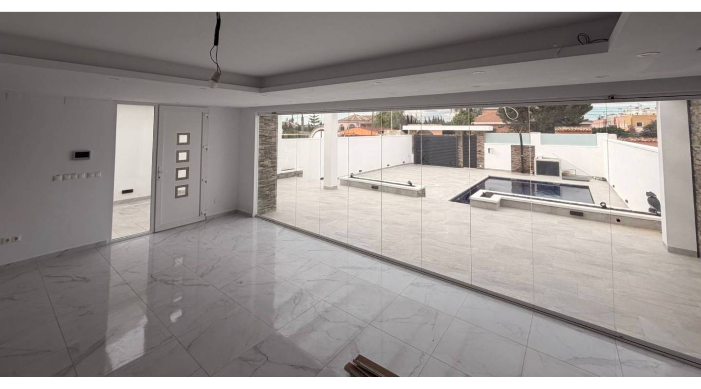 Resale - Villa  - Torrevieja - La Siesta