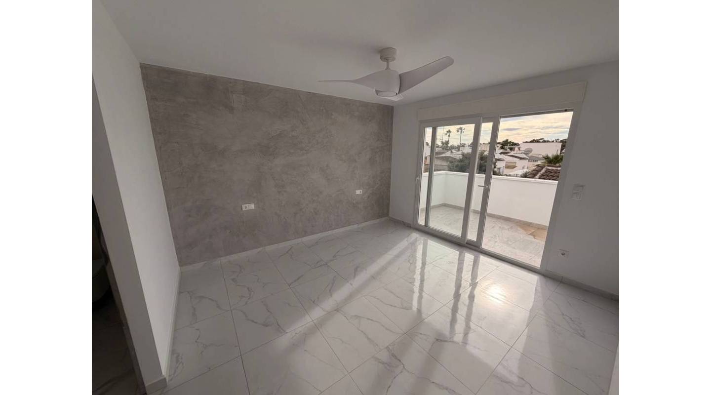 Resale - Villa  - Torrevieja - La Siesta