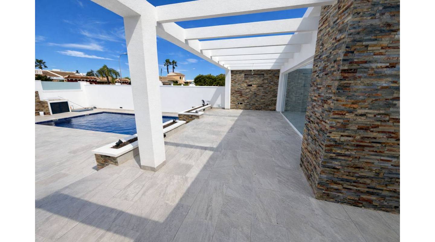 Resale - Villa  - Torrevieja - La Siesta