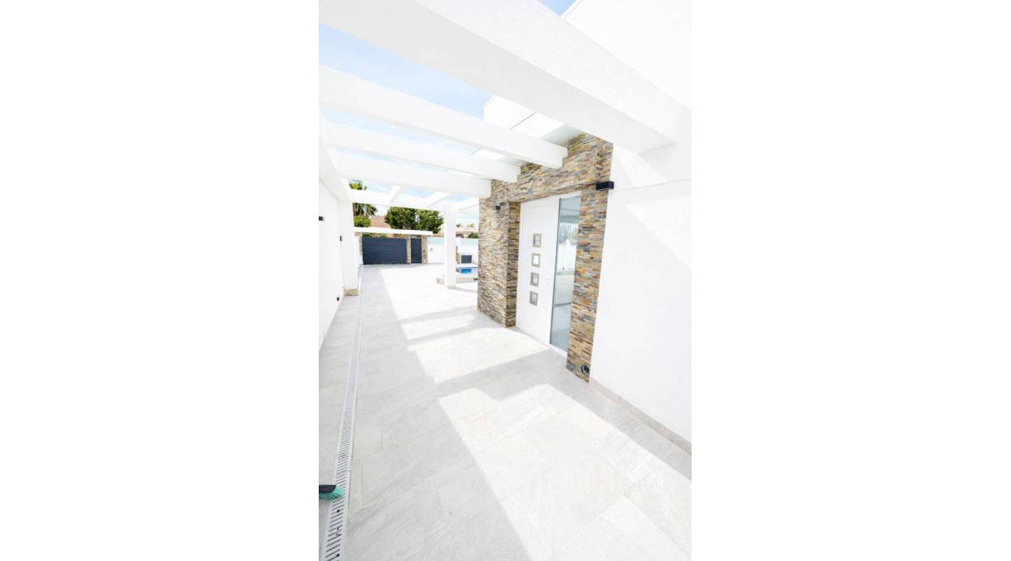 Resale - Villa  - Torrevieja - La Siesta