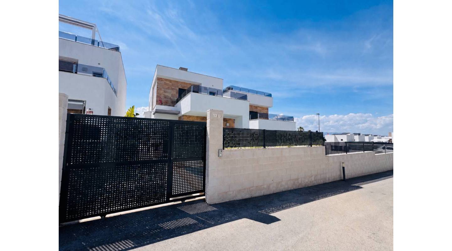 Resale - Villa  - Benijofar - Alicante