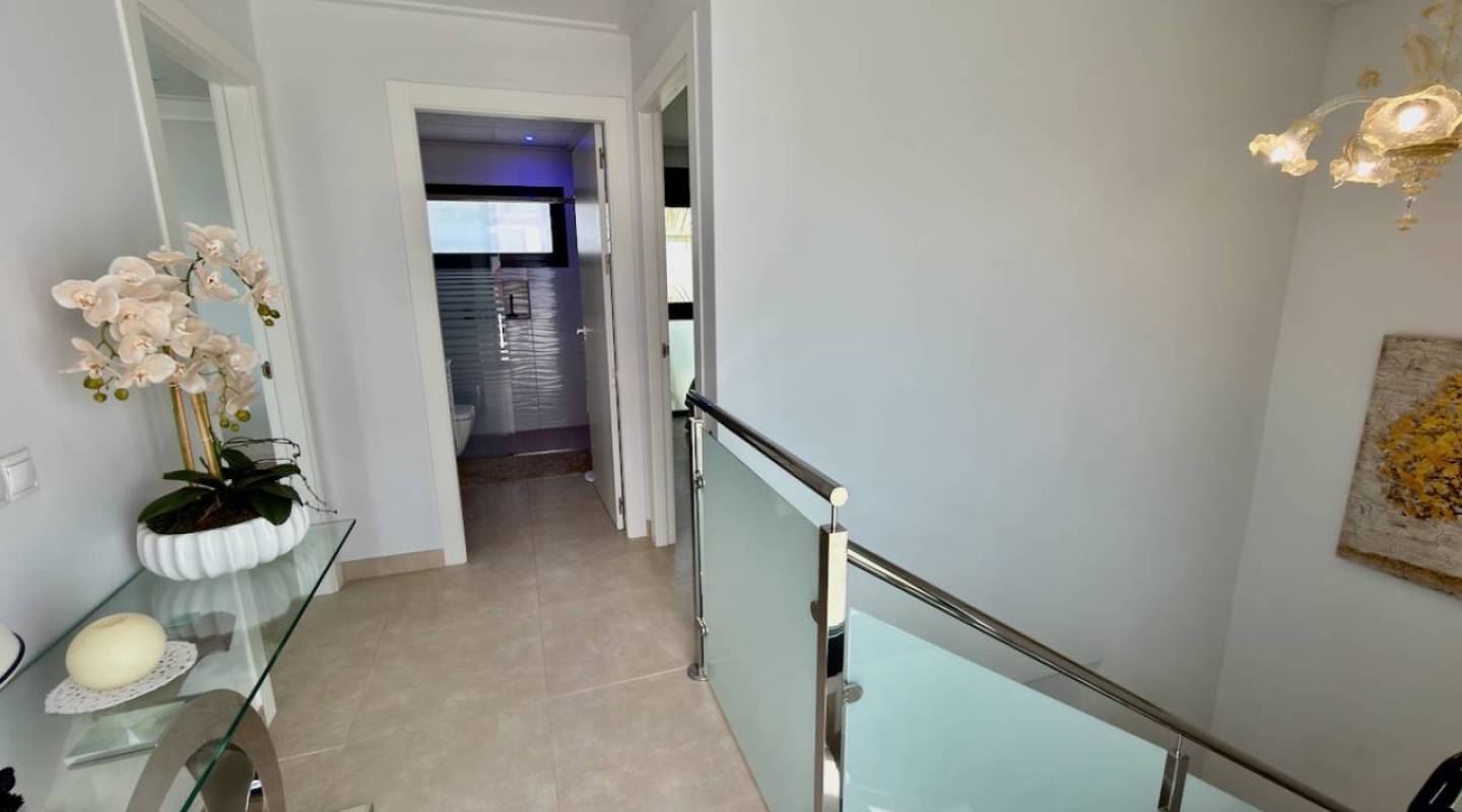 Resale - Villa  - Benijofar - Alicante