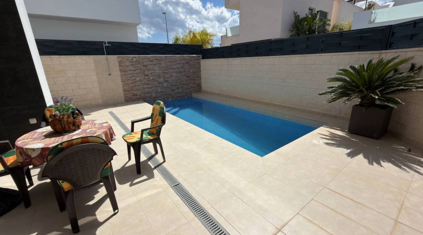 Resale - Villa  - Benijofar - Alicante